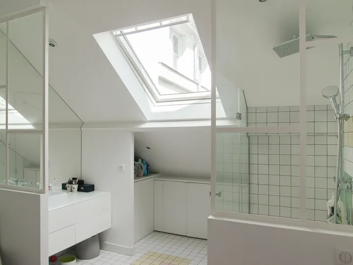 Hell erleuchtetes Bad mit Deckenstrahlern und Dachfenster| VELUX Magazin