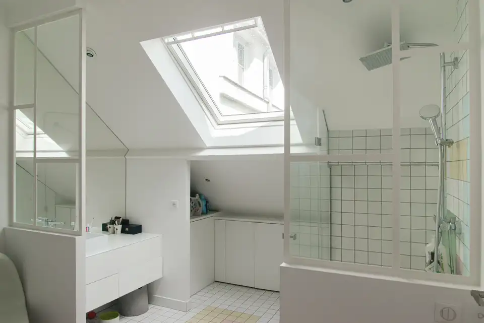 Un bon équilibre entre lumière naturelle et éclairage artificiel garantit toujours la luminosité idéale dans la salle de bain. 