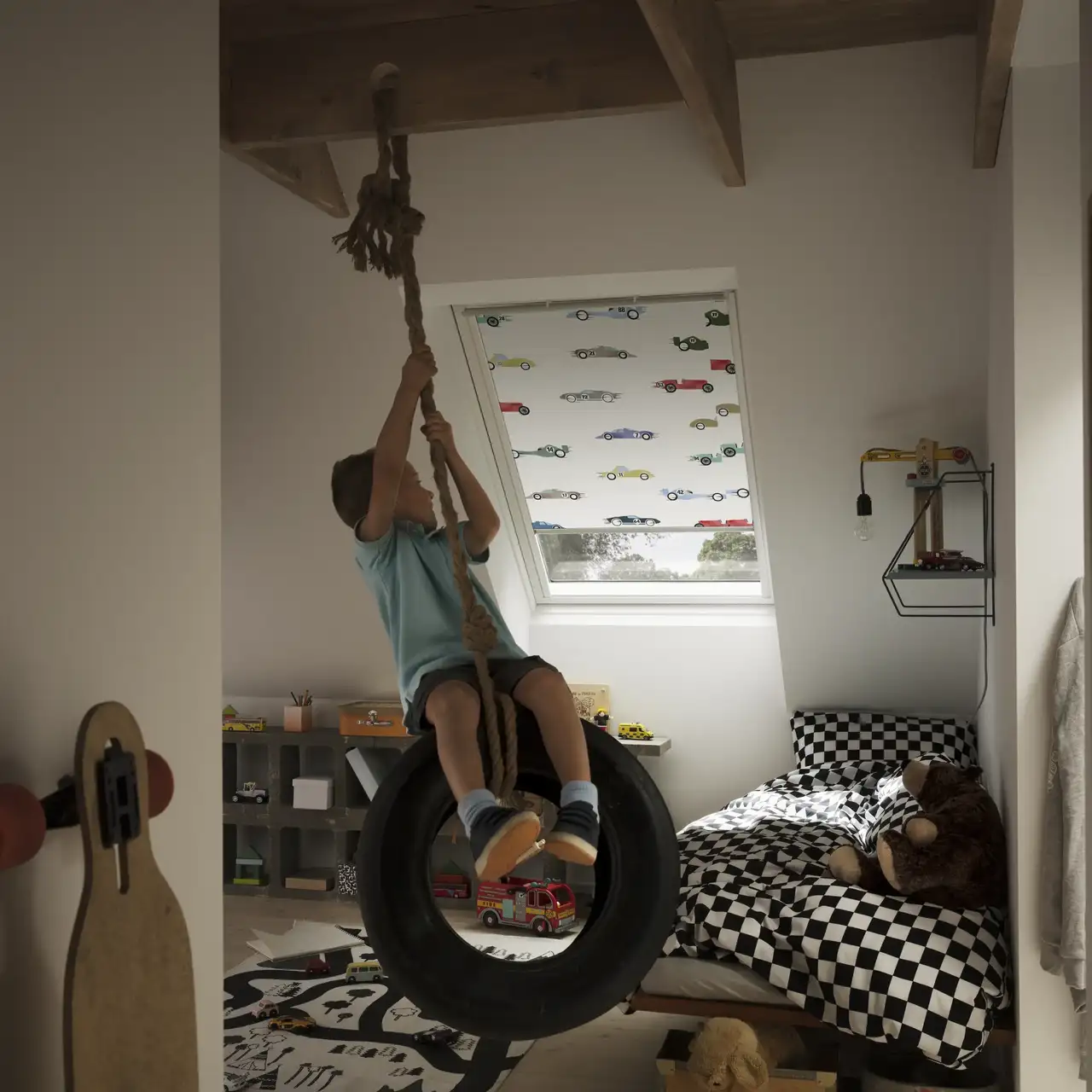 Børneværelse med gynge, legetøj og VELUX ovenlysvindue.