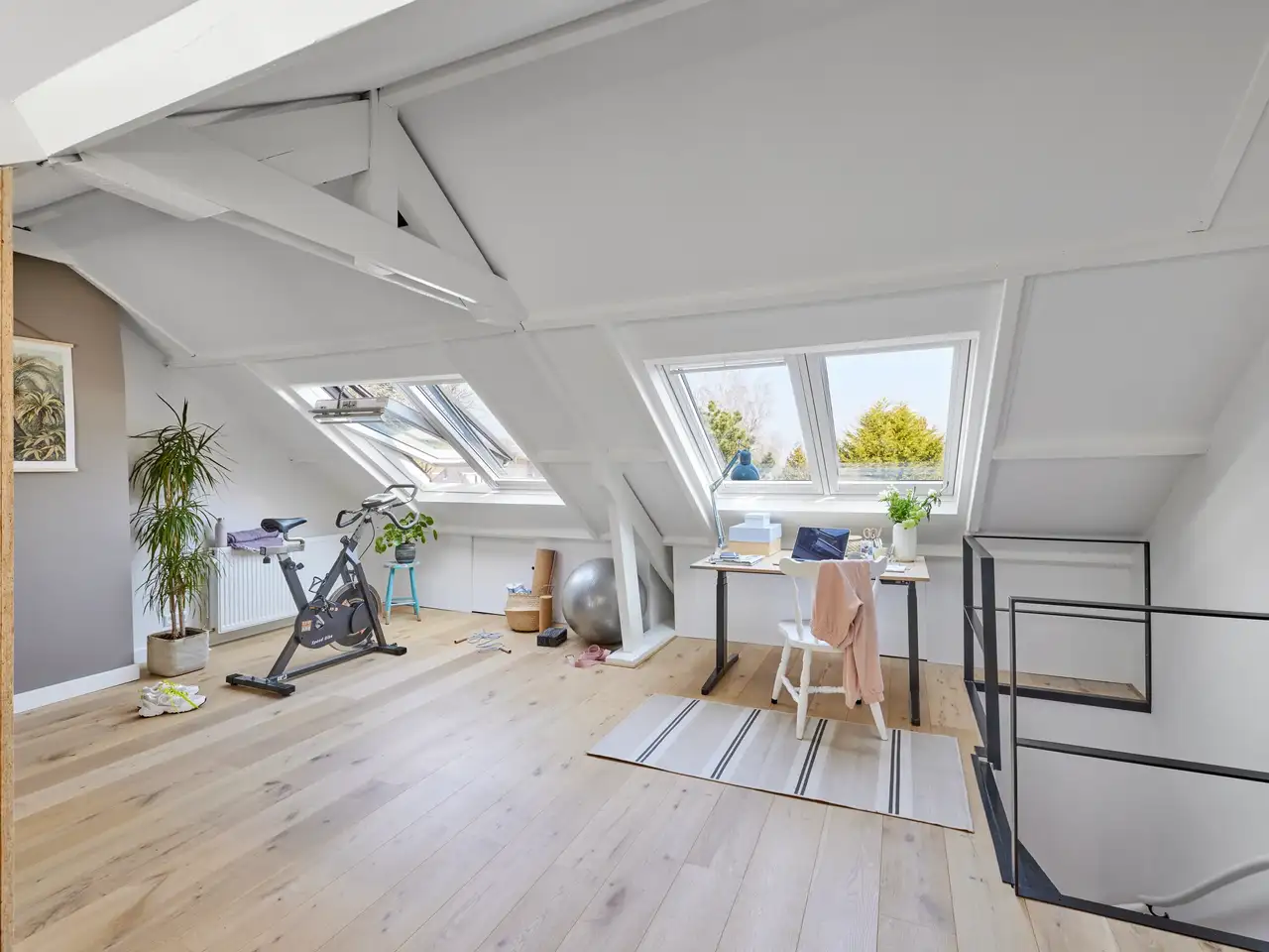 Cross trainer, palla medica e scrivania all'ultimo piano con finestra frontale | Rivista VELUX