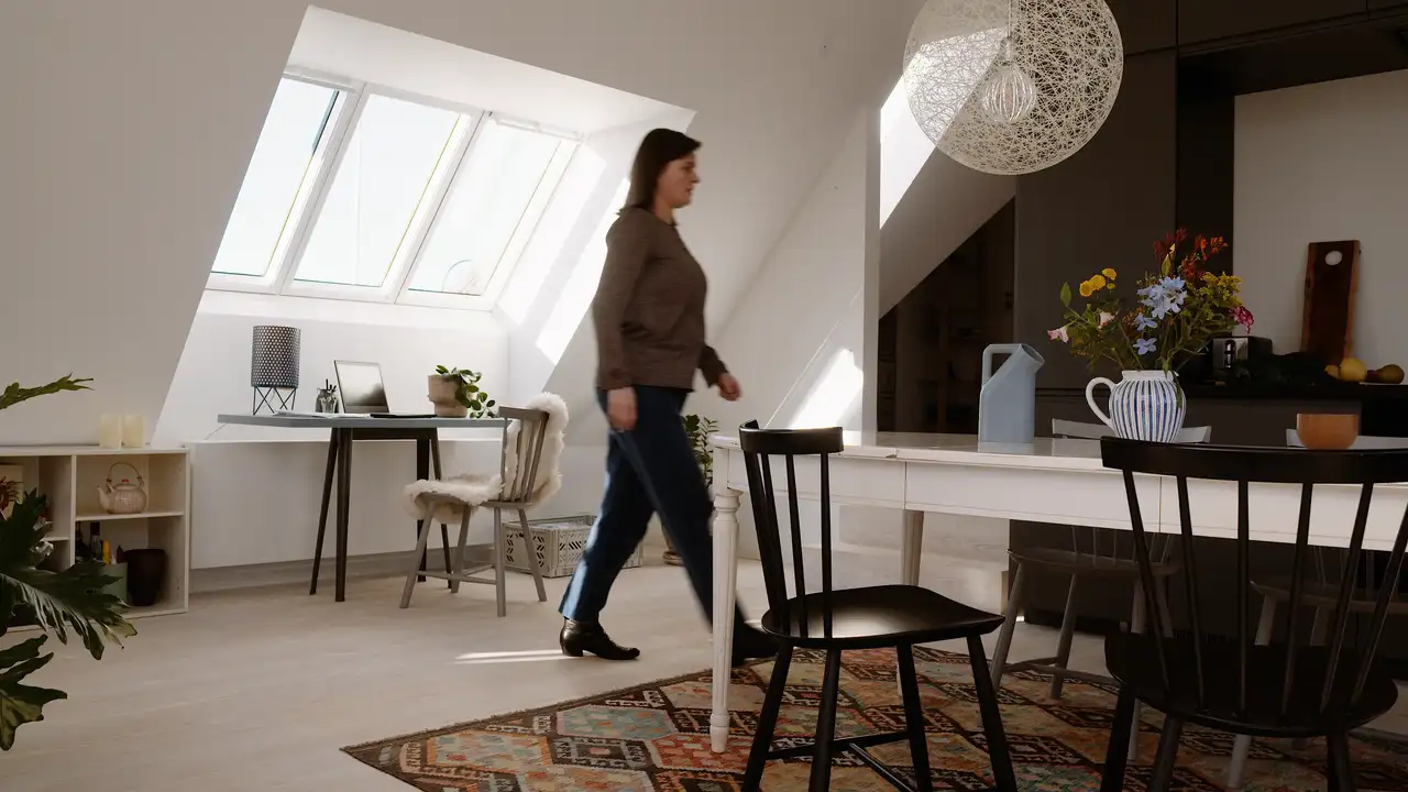 3in1 VELUX dakvenster dat een donkere ruimte verlicht 