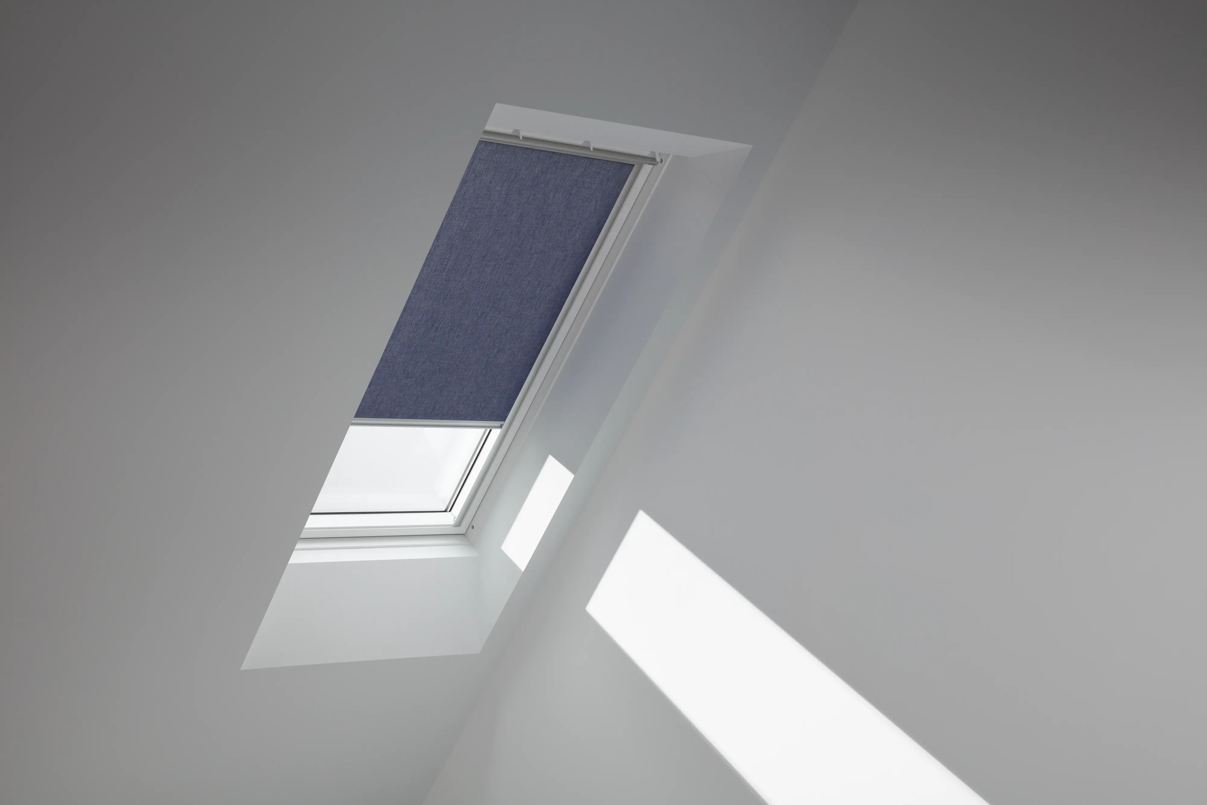 Мансарда з мансардним вікном VELUX та похилою стелею, природне освітлення.