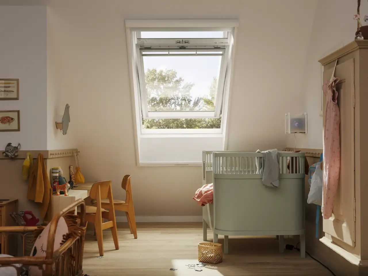 Kinderkamer met een open VELUX dakvenster en een gesloten muggengaas dat de ruimte beschermt
