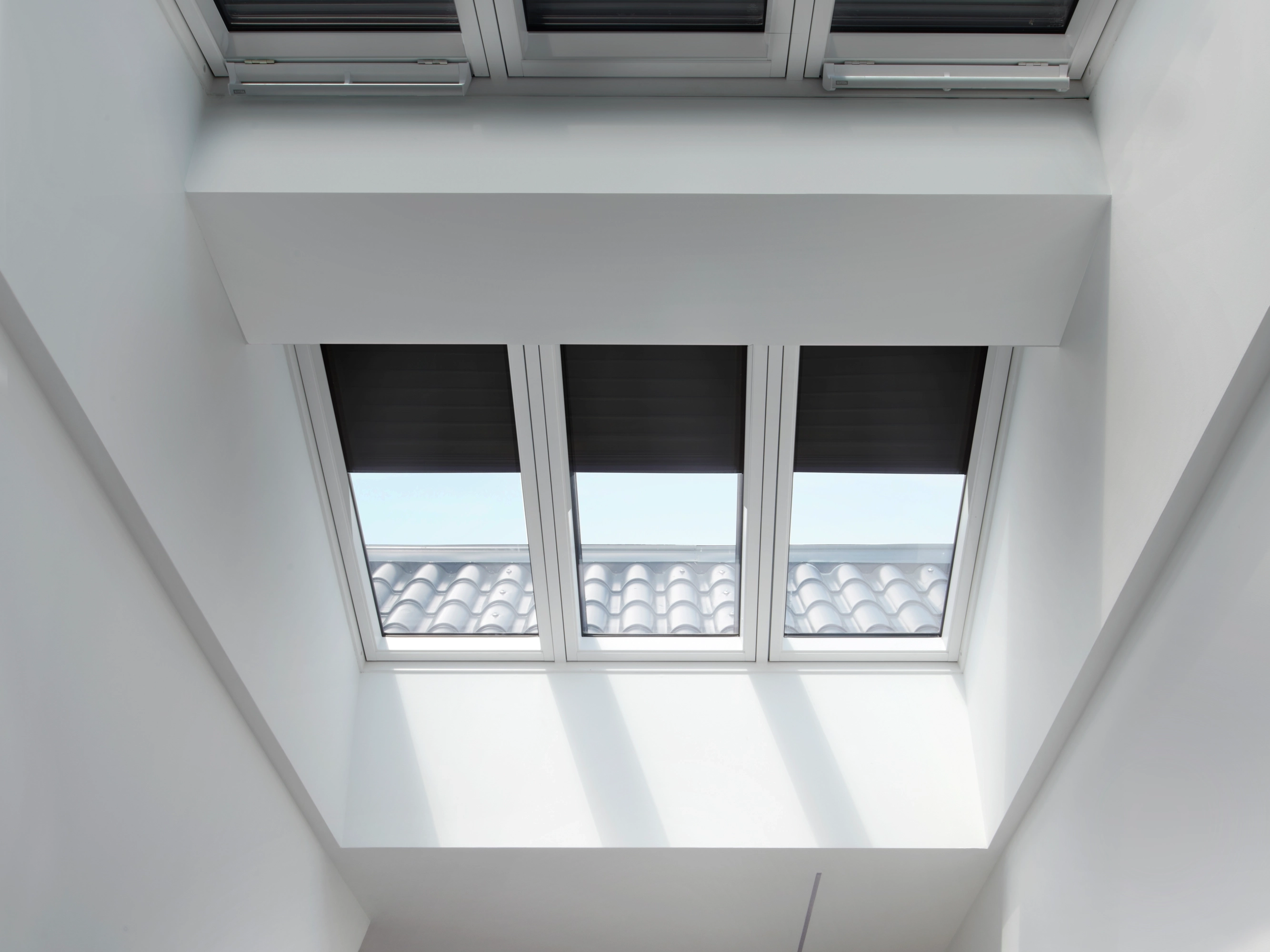 Tre finestre per tetti VELUX affiancate con tapparelle