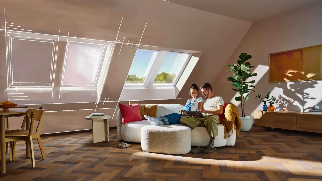 Paar auf Sofa plant neue Dachfenster mit VELUX Rundum-Service | VELUX Magazin