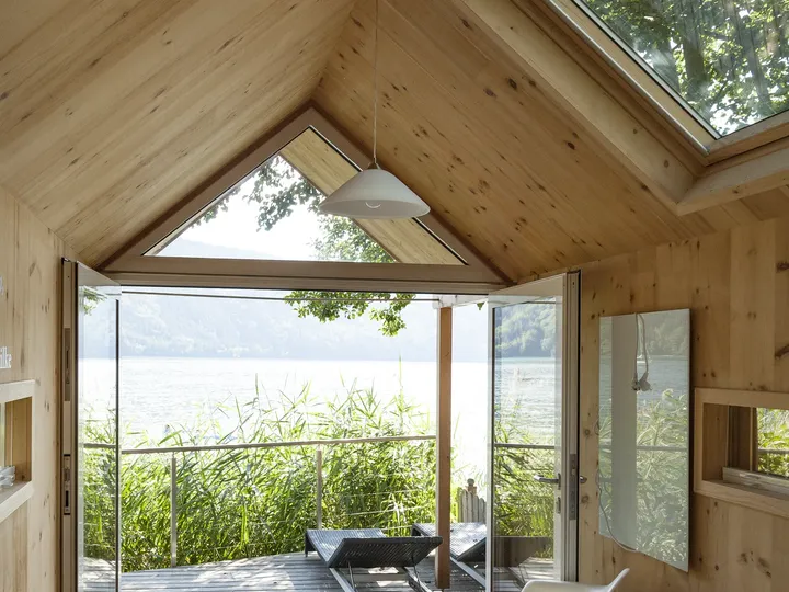 Kleines, modernes Gartenhaus mit Seeterrasse für den Urlaub zu Hause | VELUX Magazin