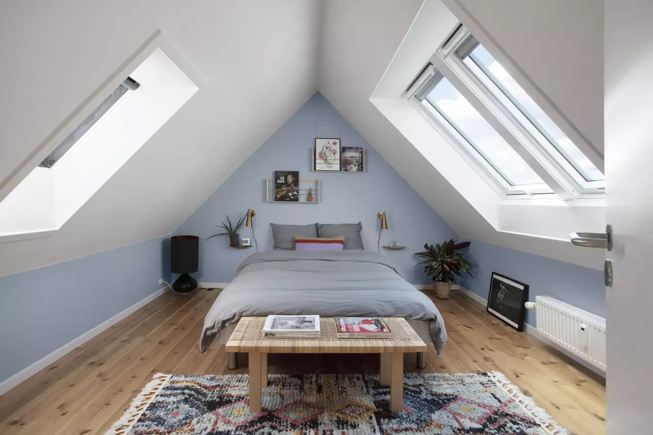 Großes Doppelbett in einem als Schlafzimmer ausgebautem Spitzboden | VELUX Magazin