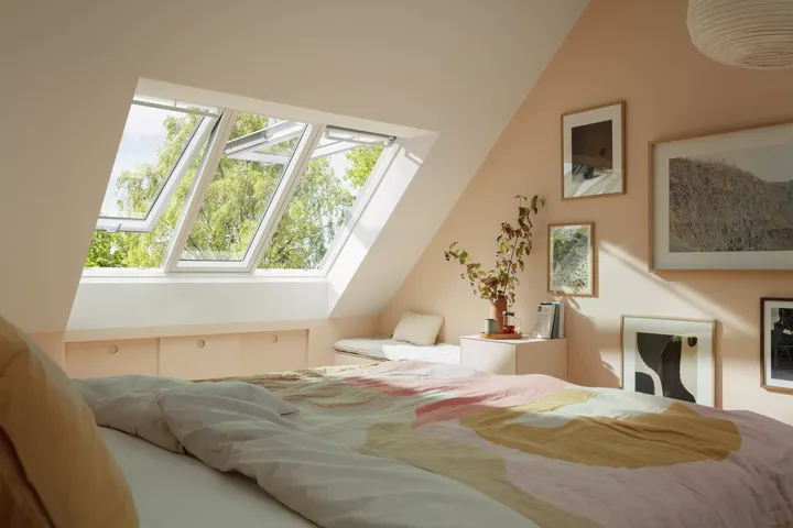 Weit geöffnete Dachfenster lüften pastellfarbenes Schlafzimmer | VELUX Magazin