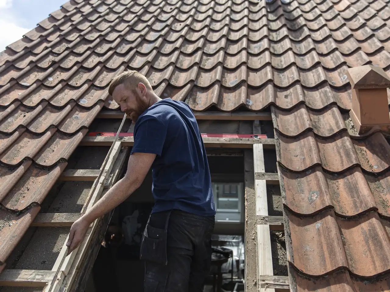 Dachdecker setzt Hilfssparren für Dachfenster-Einbau ein | VELUX Magazin