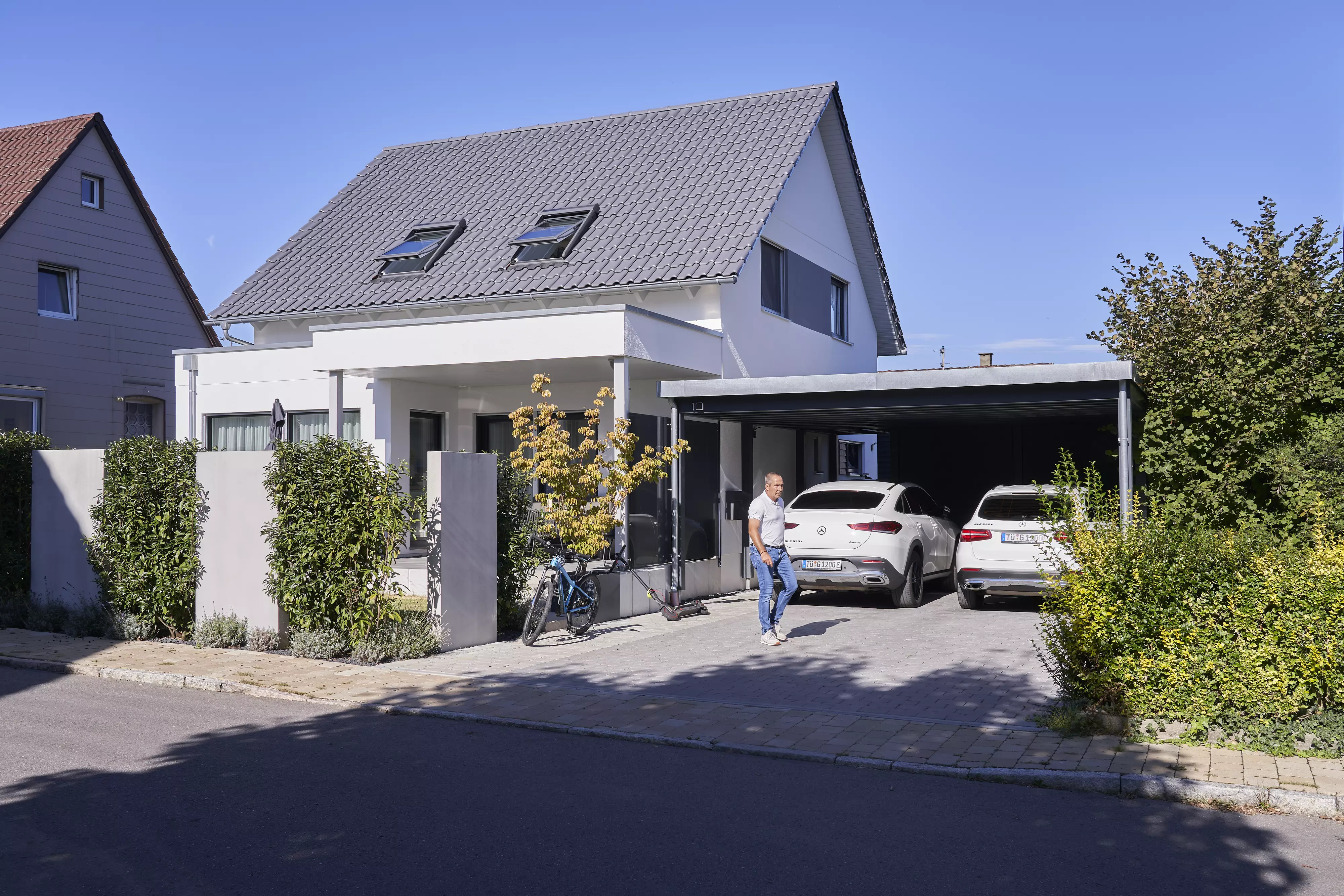 Jaunbūve ar gaišām, dienas gaismas pielietām istabām pusaudžiem