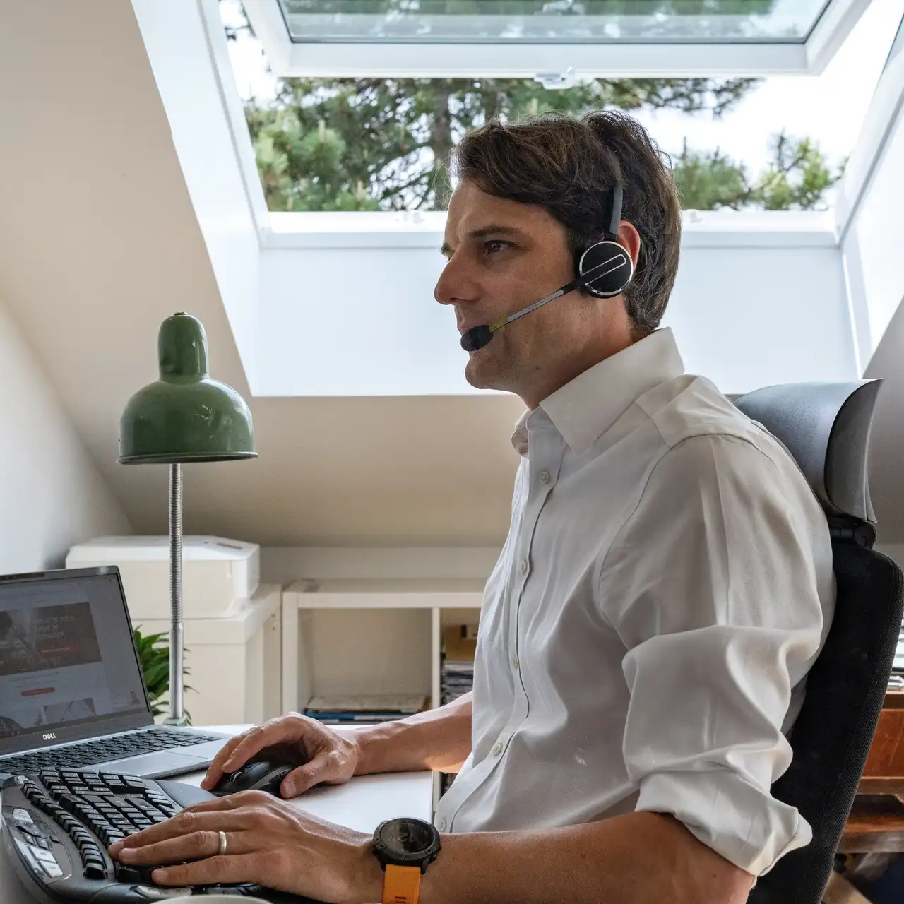 Arbeitszimmer unter der Dachschräge