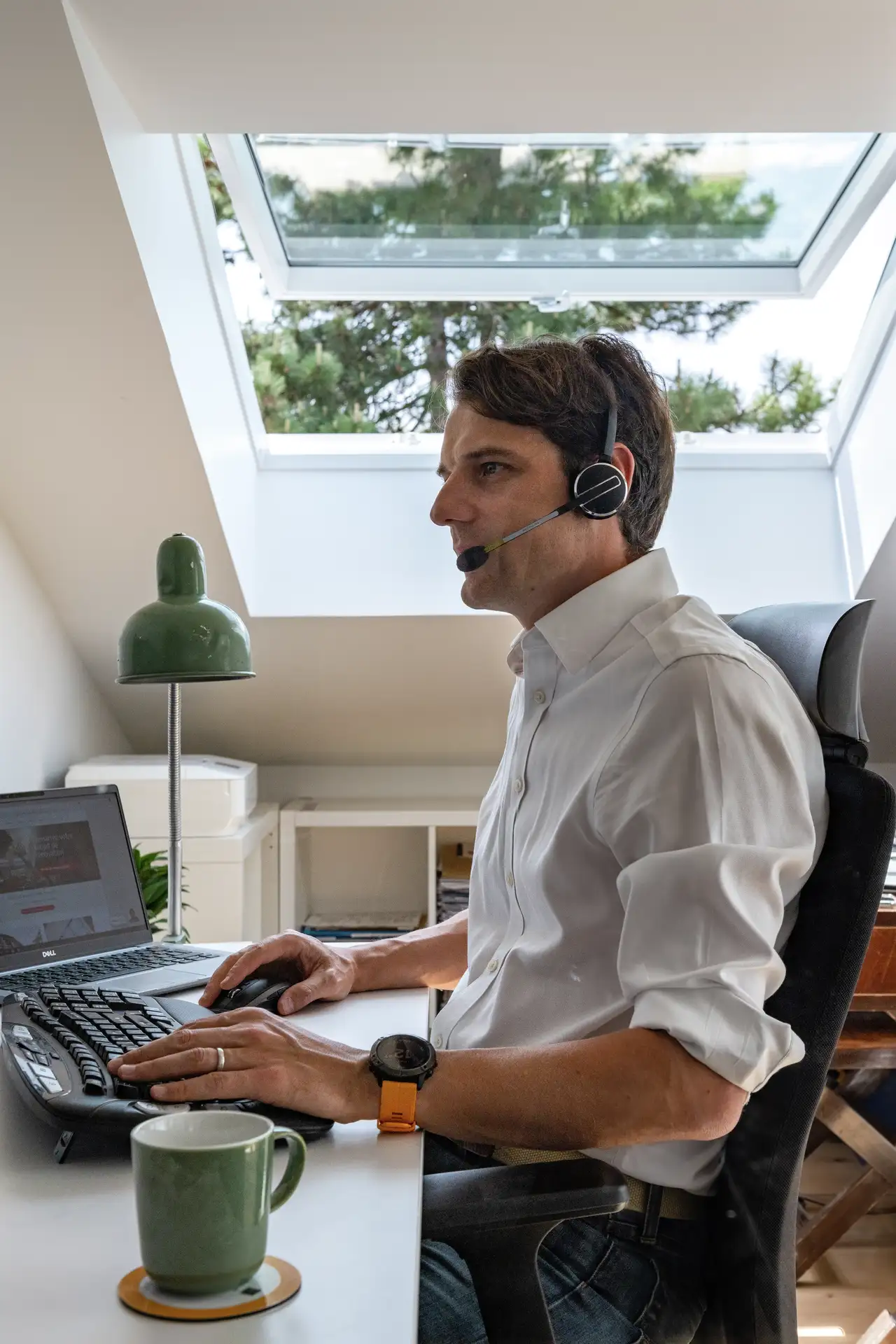 Arbeitszimmer unter der Dachschräge