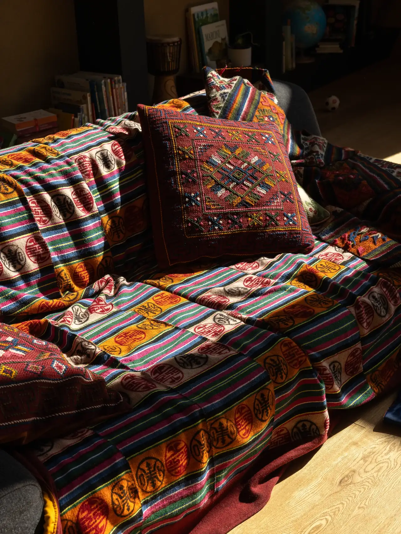 Gros plan sur la couverture douillette et le coussin | Magazine VELUX