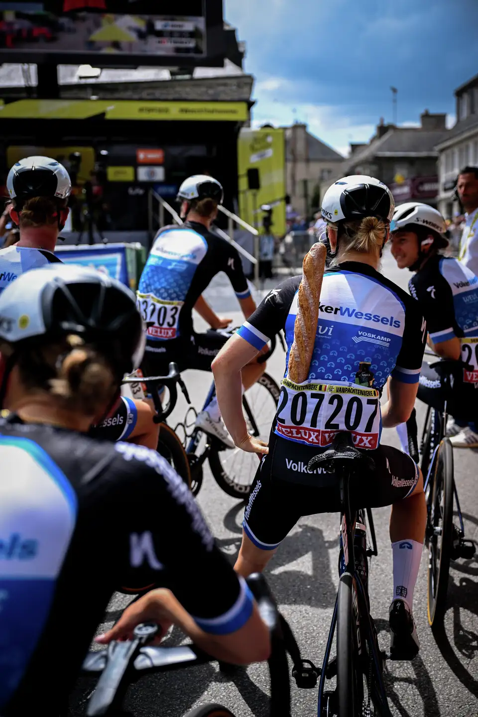 Колоездачки в униформи с номера, които се подготвят за Tour de France Femmes avec Zwift race.