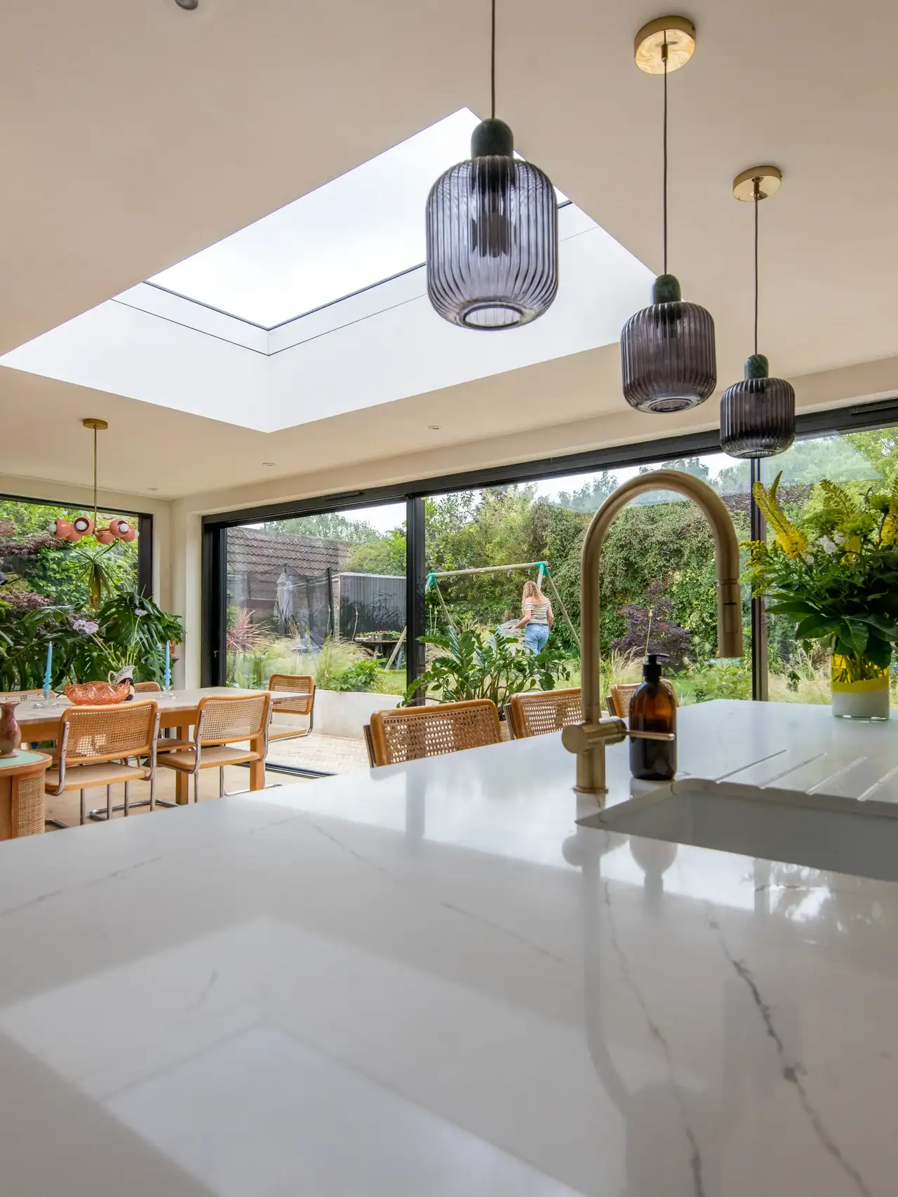 " Extension de cuisine mettant en valeur l’impact de la lumière naturelle dans la pièce, avec une vue dégagée sur le jardin."