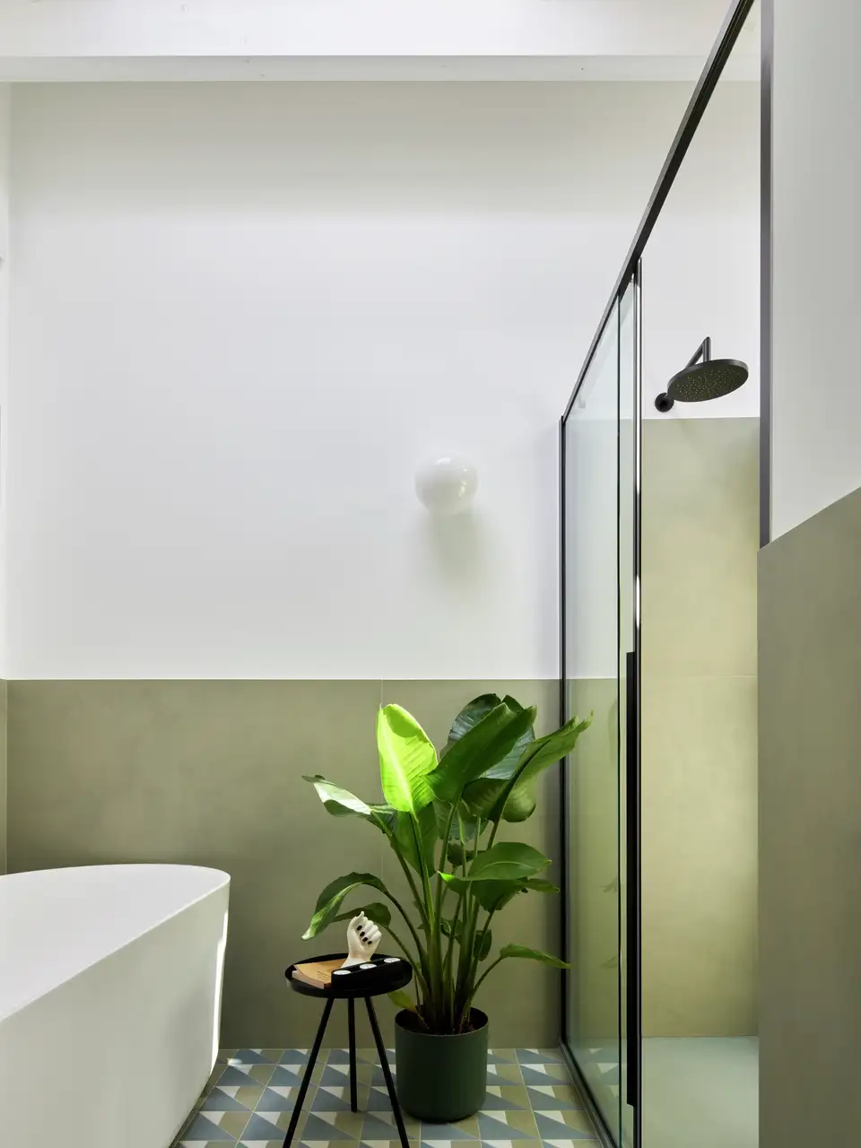 Geometrische vloerpatronen in een kleine badkamer