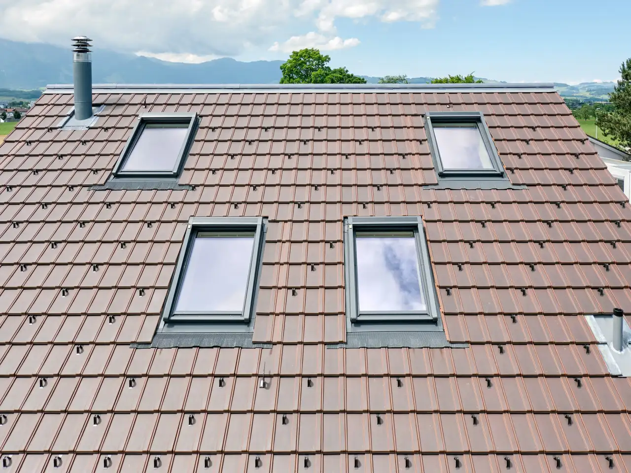 Tegole senza difetti e lucernari puliti dopo la manutenzione | Rivista VELUX