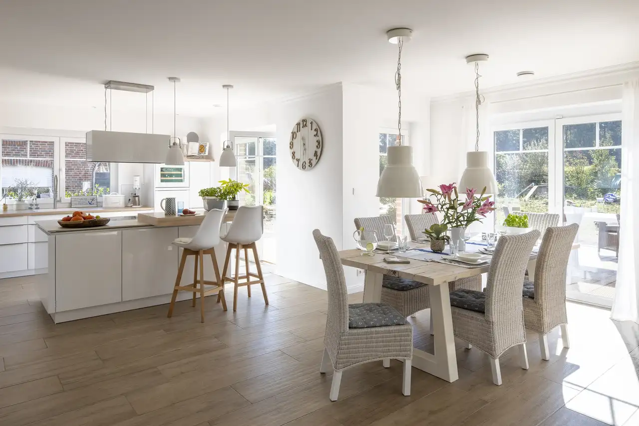 Offene Wohnküche in beige-weißer Einrichtung | VELUX Magazin