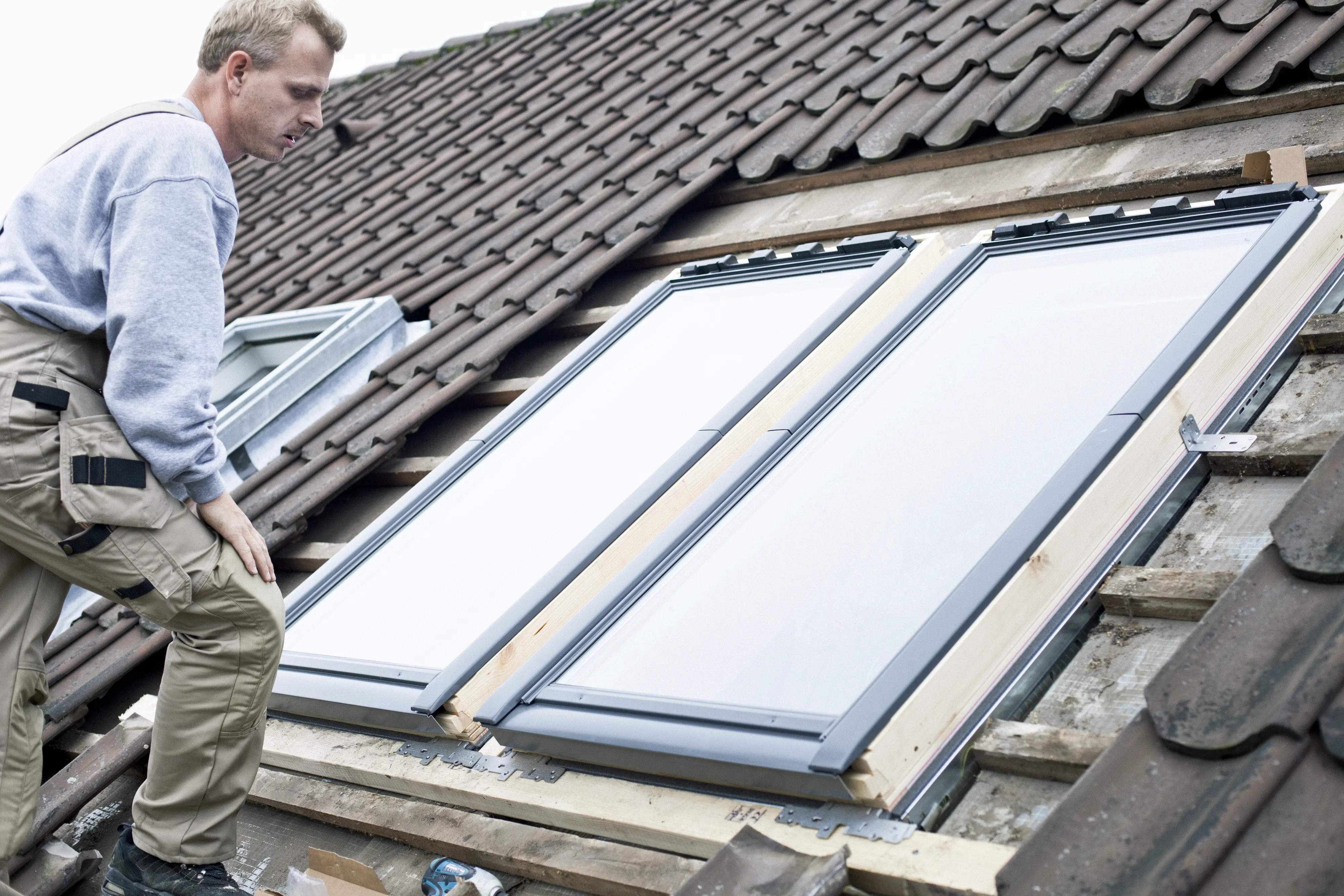 Strešné okná Velux s trojskalmi pomáhajú hospodáriť s energiami, teplotou i vlhkosťou.
