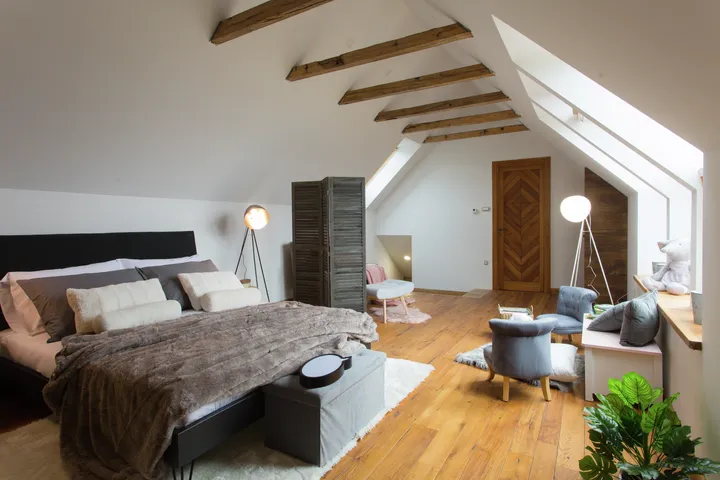 Gemütliches Gästezimmer im Dachgeschoss mit Holzbalken | VELUX Magazin