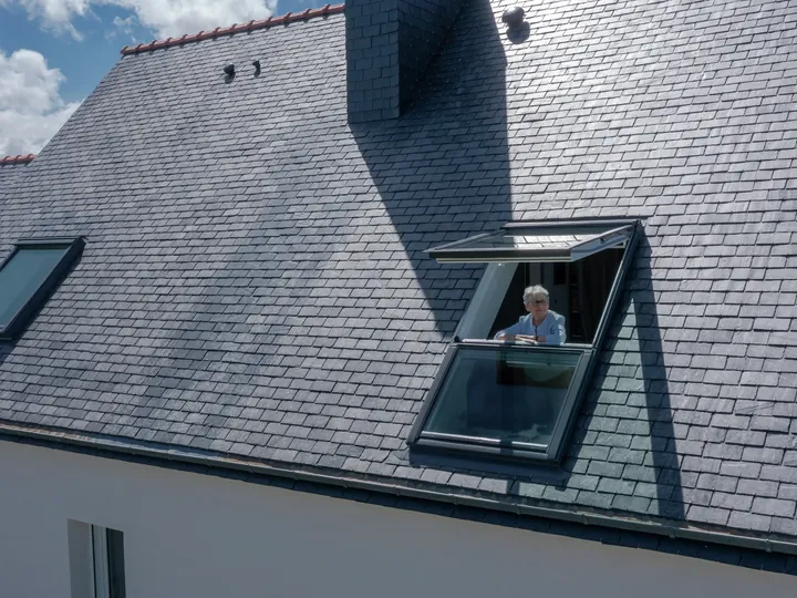 VELUX Dachflächenfenster auf geneigtem Dach, teilweise geöffnet zur Belüftung.