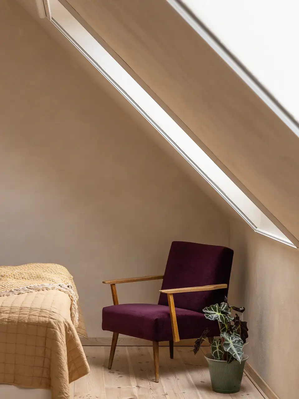 fauteuil vintage dans une chambre moderne