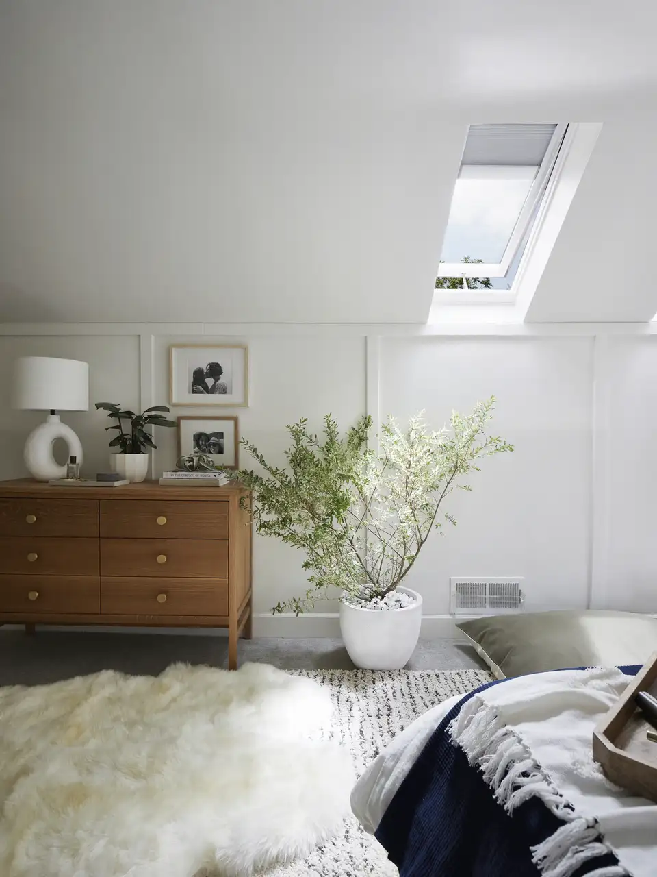 Arredamento di tendenza per il 2025: pochi mobili e accessori, piante, tessuti con texture diverse e illuminazione naturale.