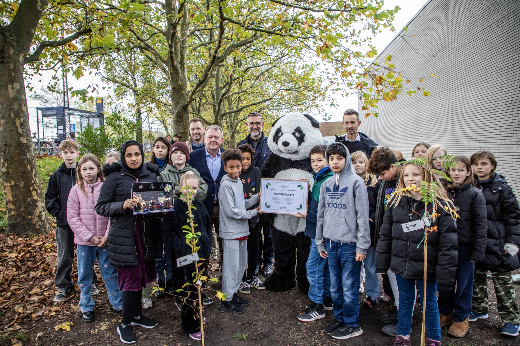 4. klasse hjalp udenrigsministeren med at plante træer med WWF og VELUX Gruppen