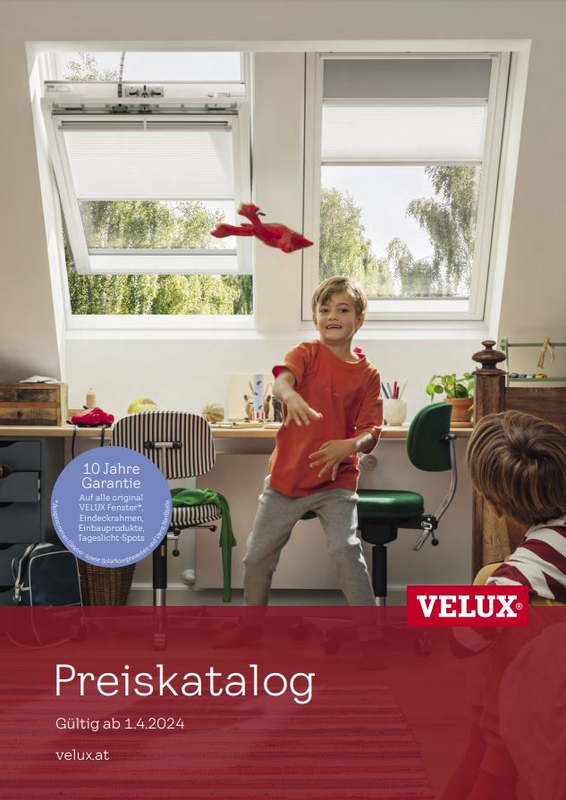 Kind in einem sonnigen Zimmer mit einem VELUX Dachflächenfenster, spielt mit einem Spielzeugflugzeug in der Nähe eines Schreibtisches.