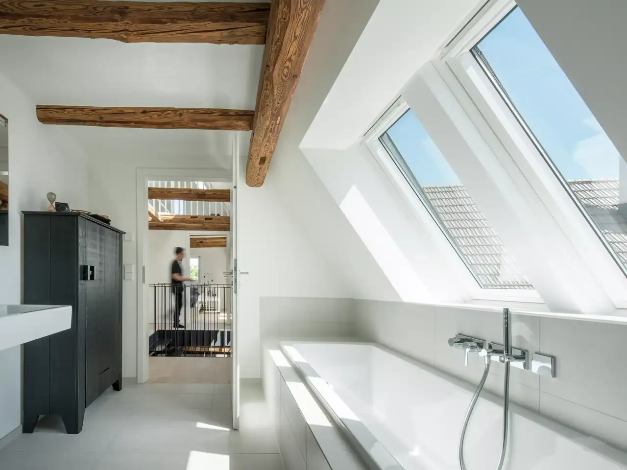 3 idee per il bagno con pendenza del tetto che rispecchiano il trend abitativo all’insegna della natura

