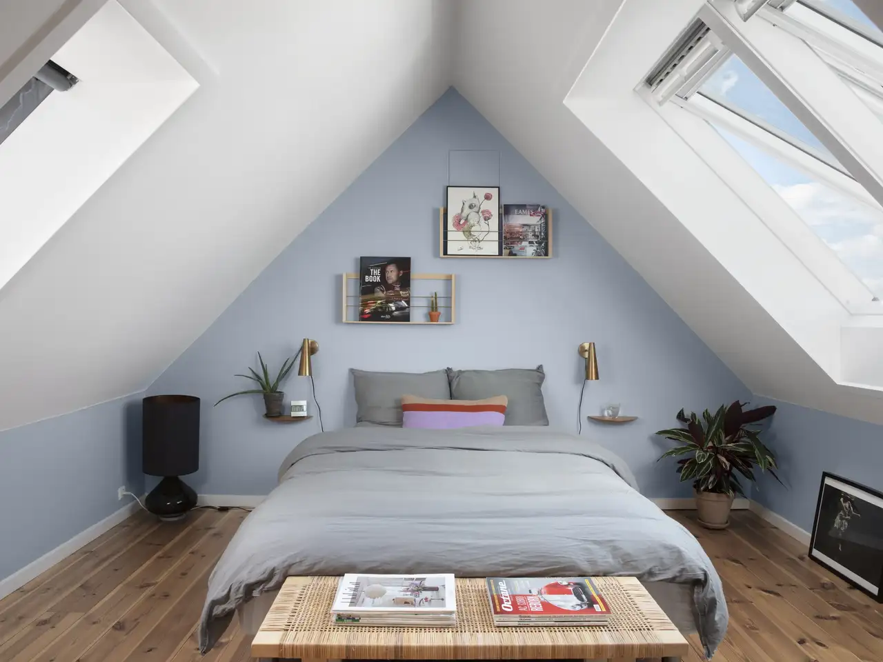 chambre sous les combles avec fenêtres de toit VELUX sur des pans opposés, ouvertes pour créer une ventilation croisée
