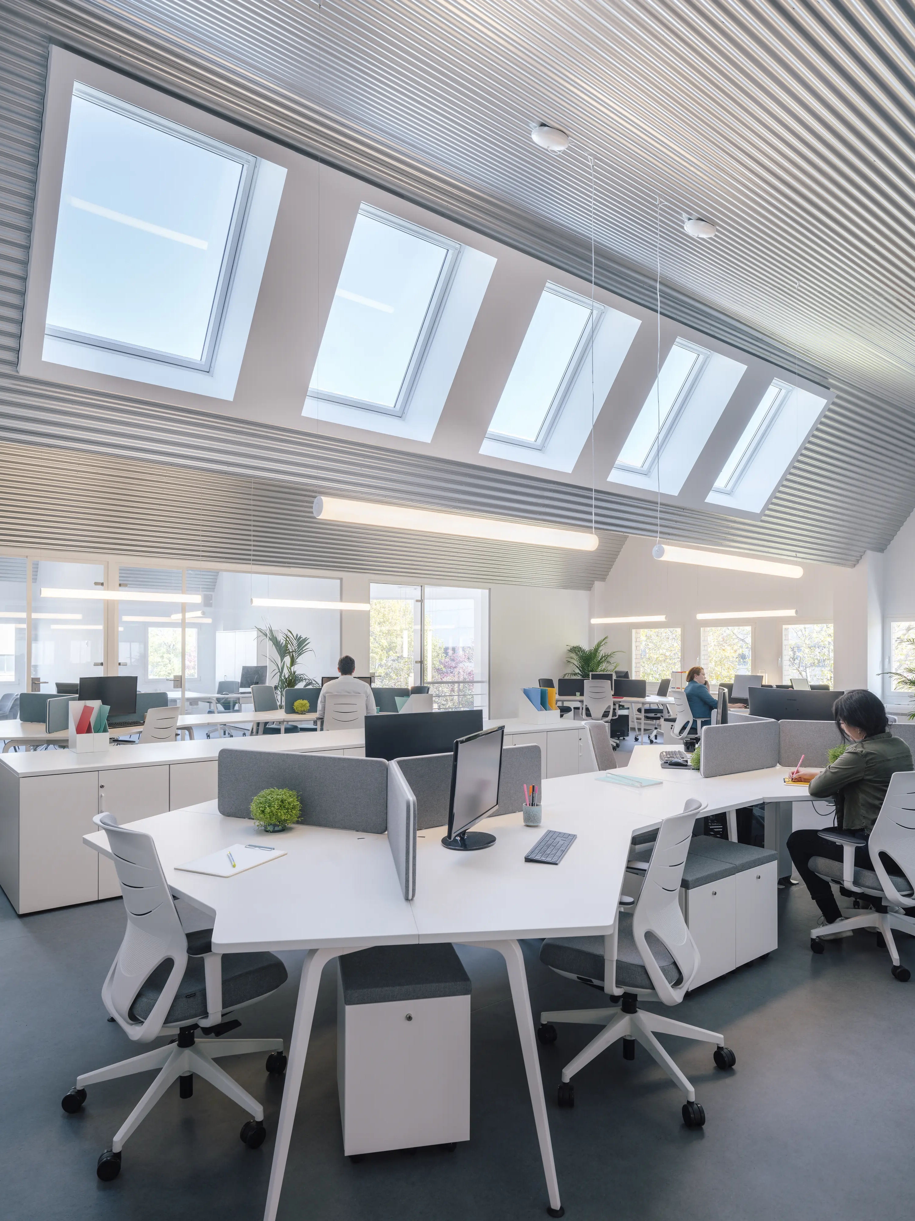 Modernes Großraumbüro mit Dachfenstern | VELUX Magazin