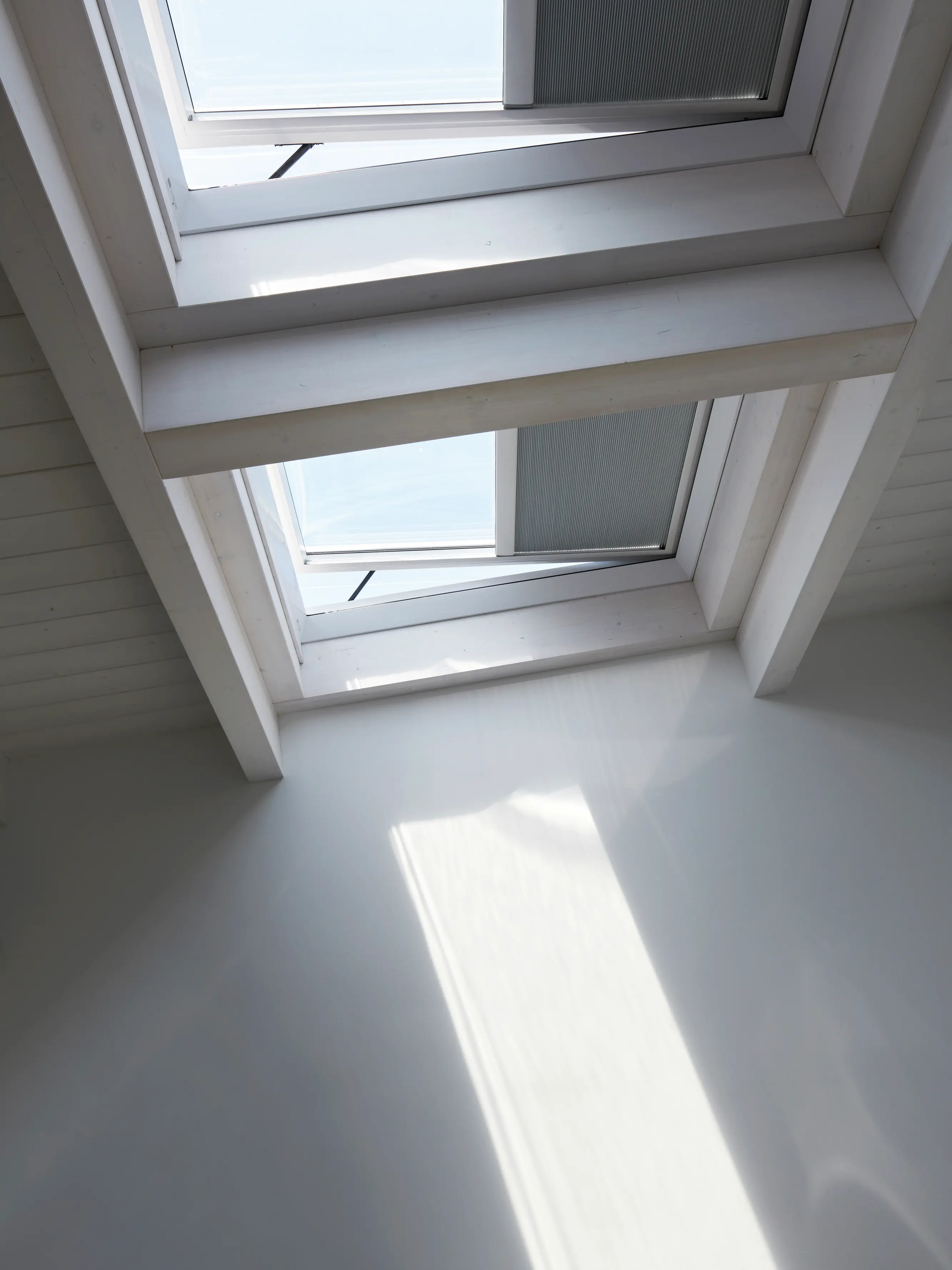 Pannello di comandi intelligente utilizzato per azionare le finestre per tetti VELUX in una stanza per hobby illuminata dal sole.