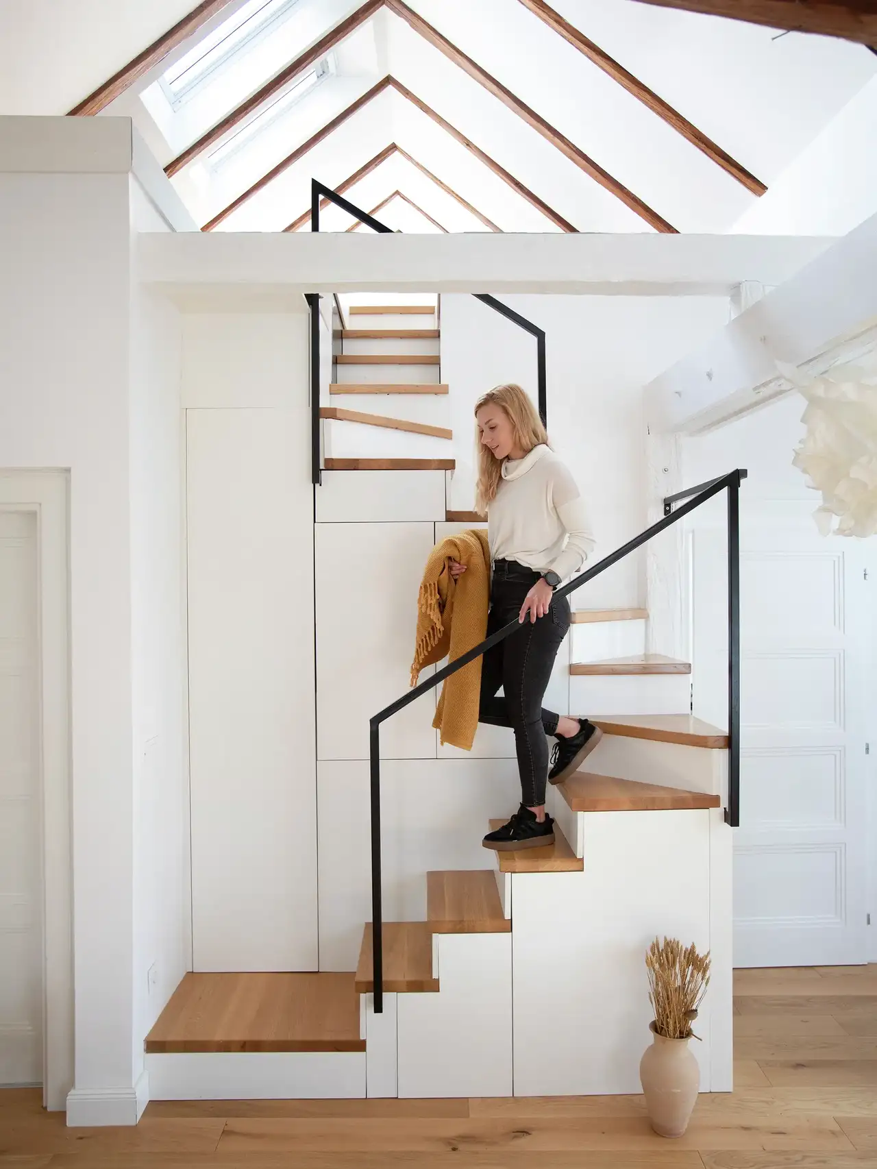 jeune femme descendant un escalier donnant sur un couloir - VELUX