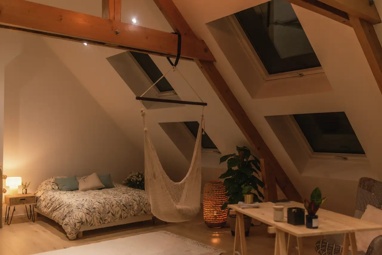 Dachschlafzimmer bei Nacht mit Hängesessel und Pflanzenidylle | VELUX Magazin