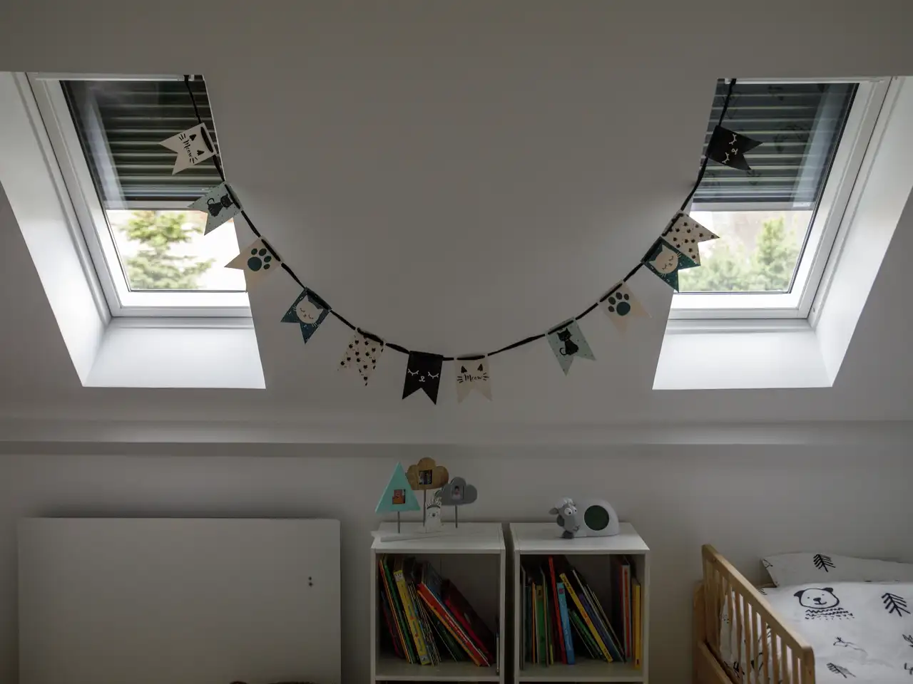 Une chambre d’enfant chaleureusement décorée, avec des fenêtres de toit occultées | Magazine VELUX