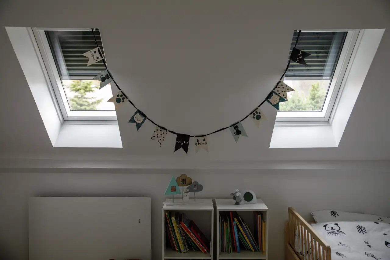 Zolderkamer met twee VELUX dakramen, uitgerust met rolluiken.
