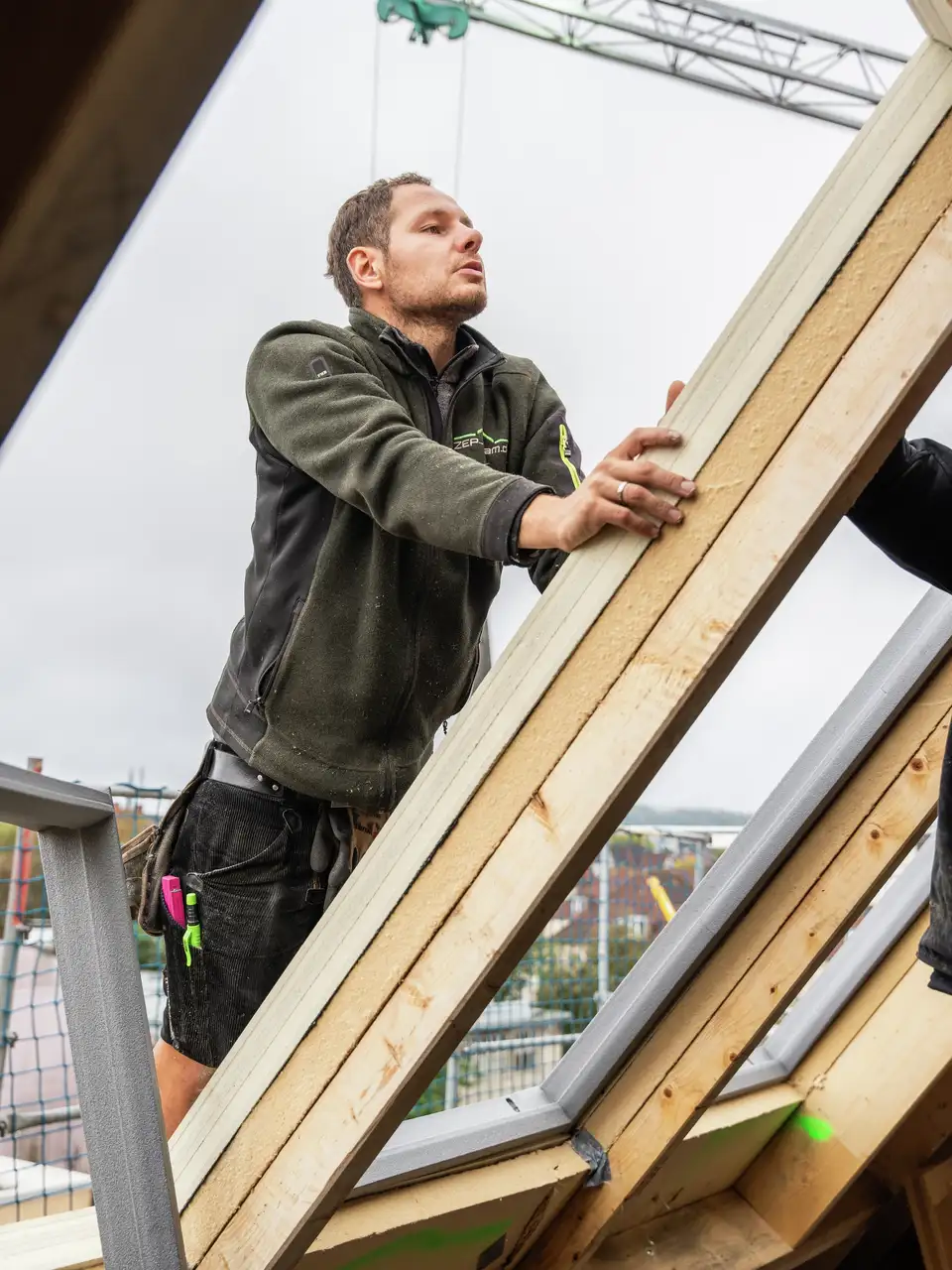 installation d'une fenêtre de toit VELUX sur un toit en pente