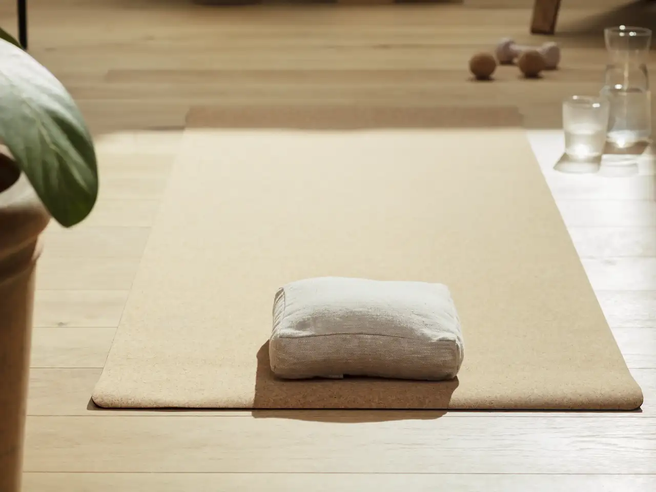 Tappetino da yoga con piccolo cuscino e bicchiere d'acqua di accompagnamento | Rivista VELUX