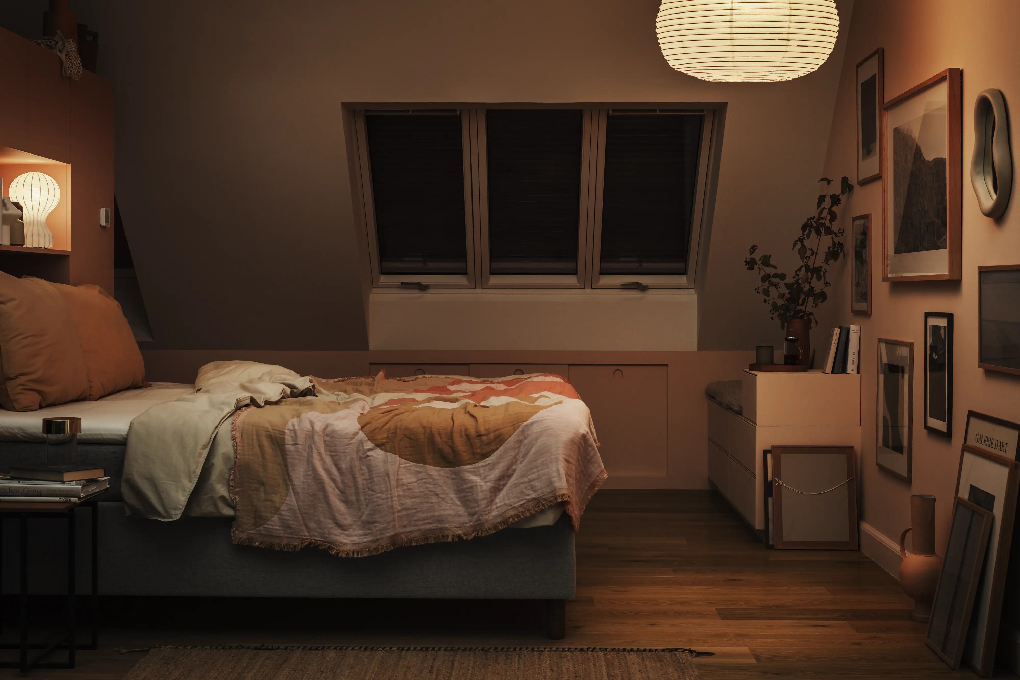 Gedimmtes Licht im Schlafzimmer mit abgedunkelten Dachfenstern | VELUX Magazin