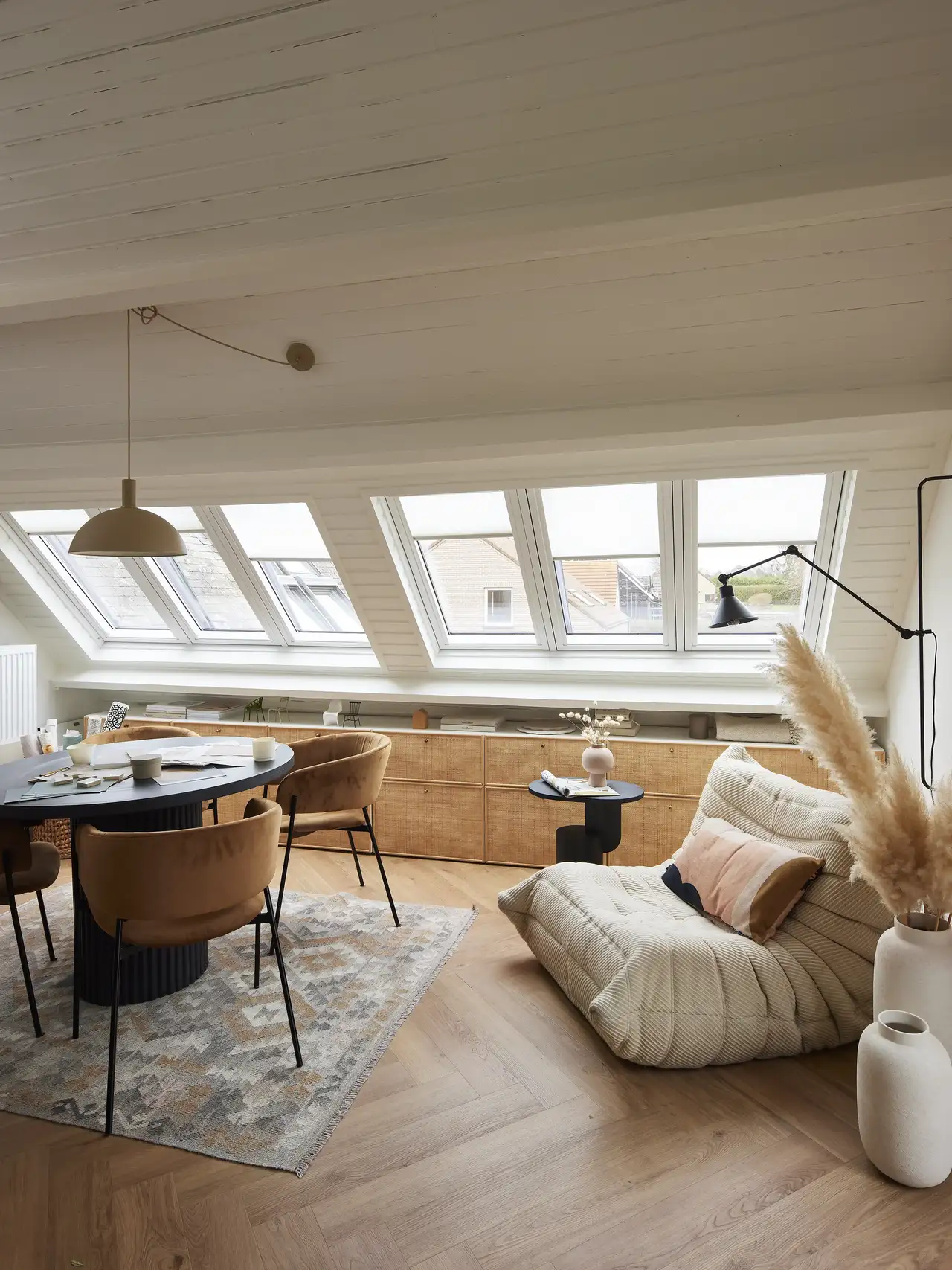 Espace salon et détente dans des combles équipés de verrières VELUX 3-en-1. 