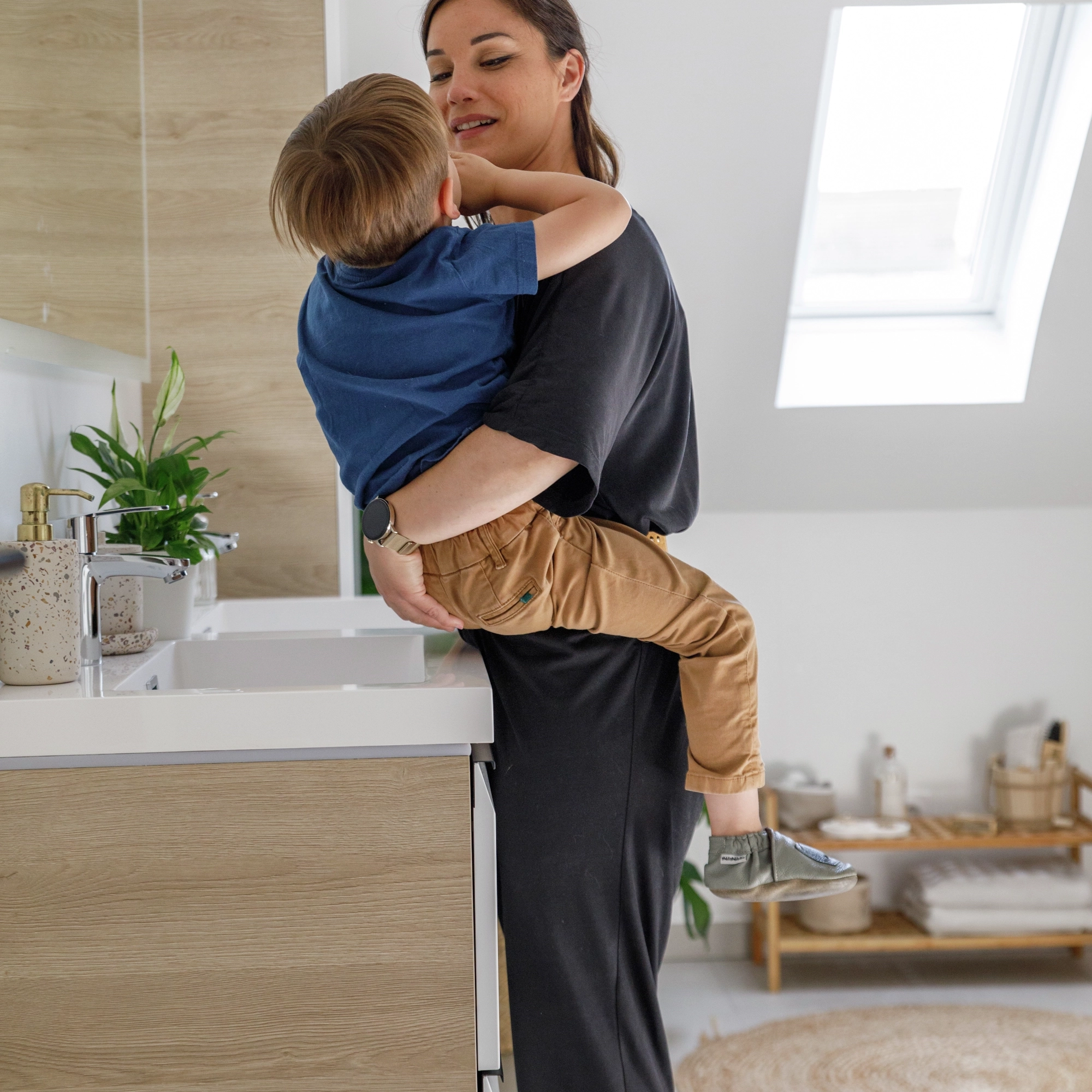 Une fenêtre de toit pour illuminer la salle de bains 