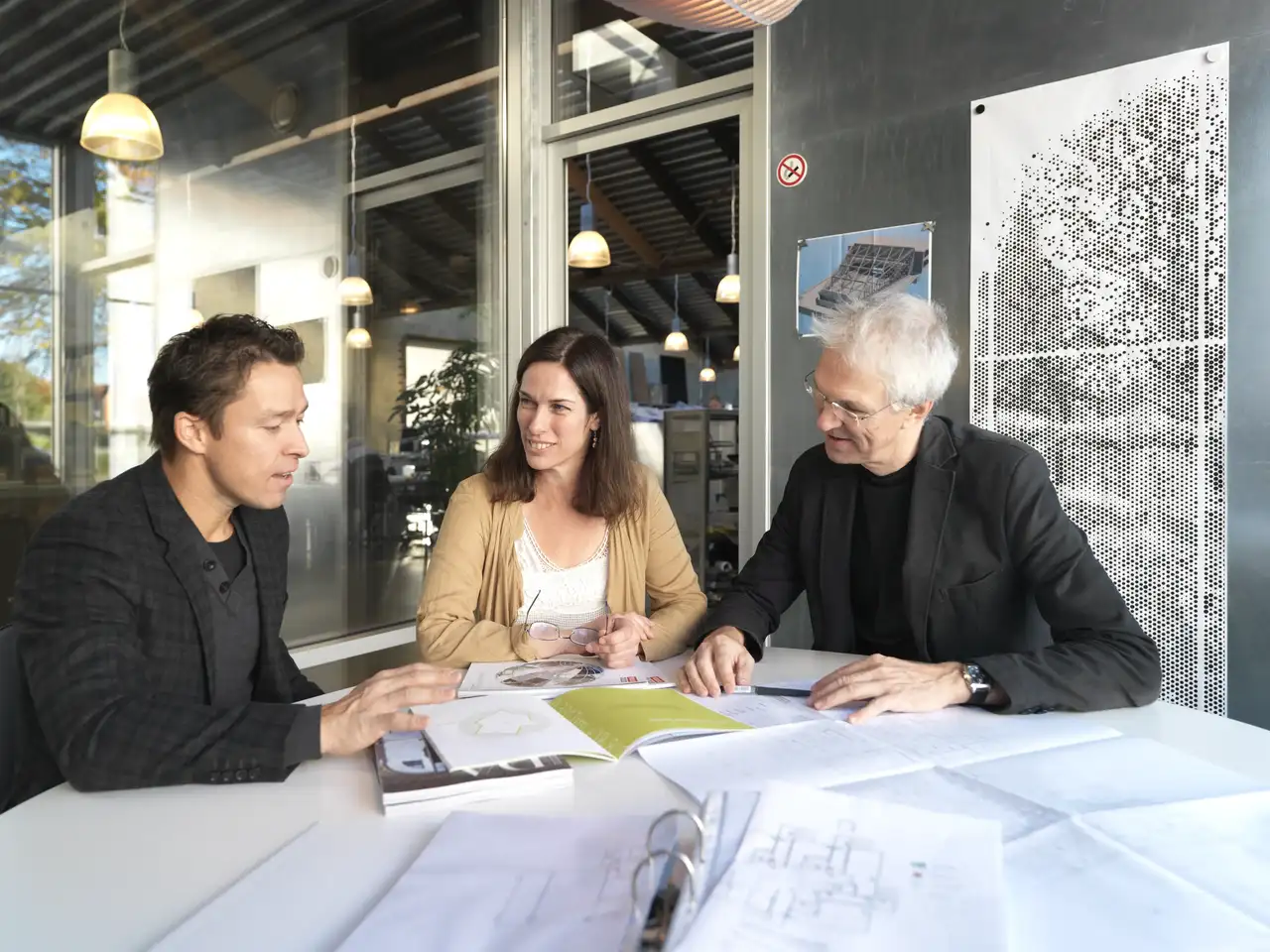 Architetti mentre discutono dei piani di un progetto nel loro studio