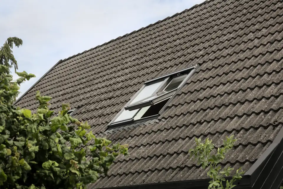 toit à deux pans avec fenêtres de toit VELUX