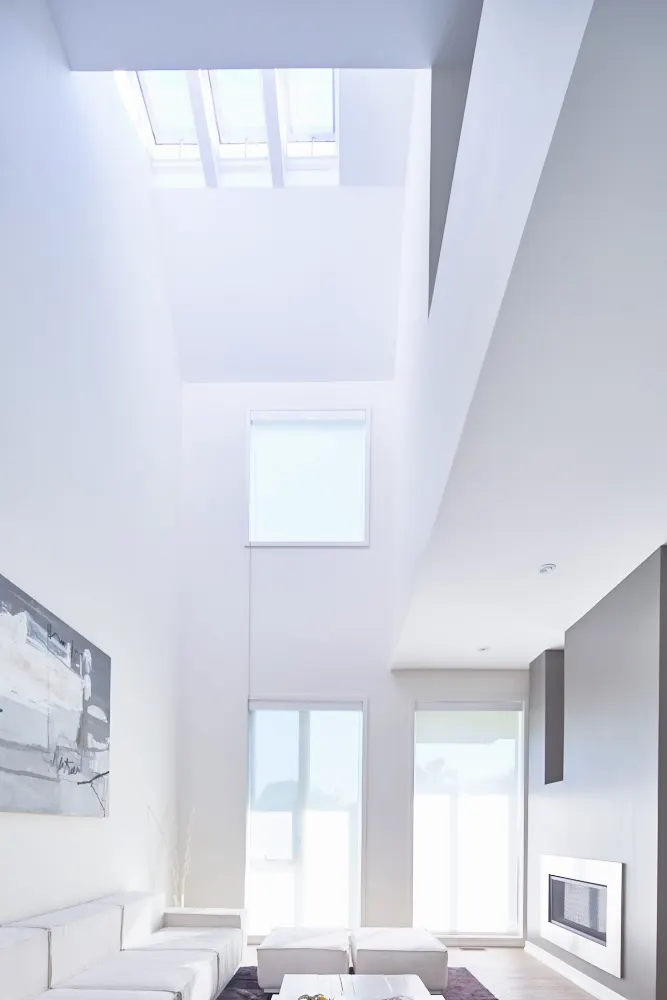 Living cu tavan înalt și fereastră de mansardă VELUX, decor luminos și modern.