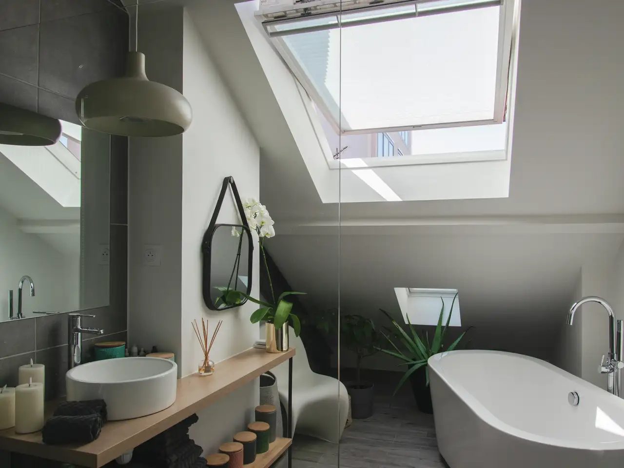 Badezimmer mit Dachschräge, Dachfenster und  freistehender Badewanne | VELUX Magazin