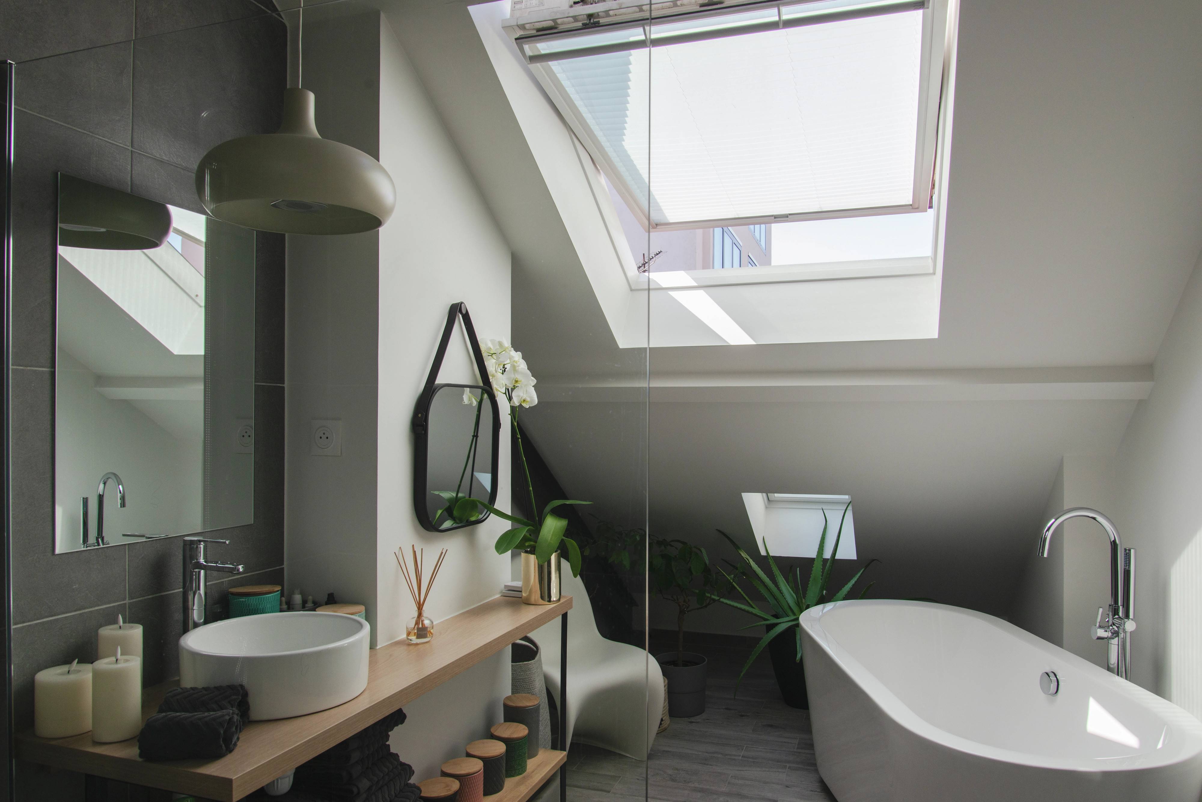 Salle de bain mansardée avec fenêtre de toit VELUX ouverte