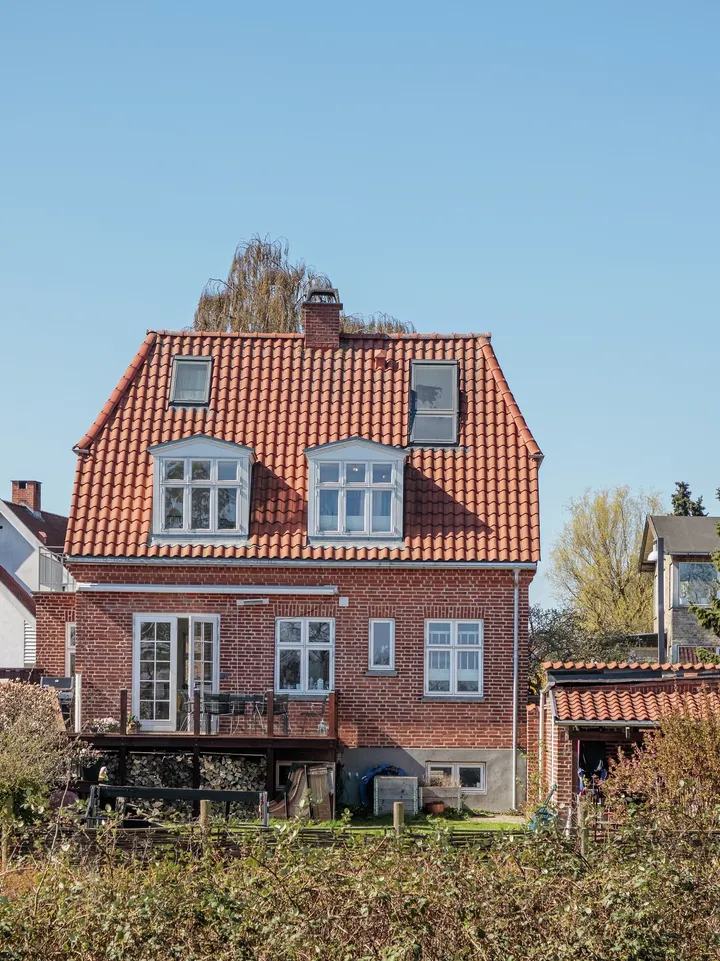 Traditionel murermestervilla med rødt tegltag og karakteristiske nyklassicistiske træk