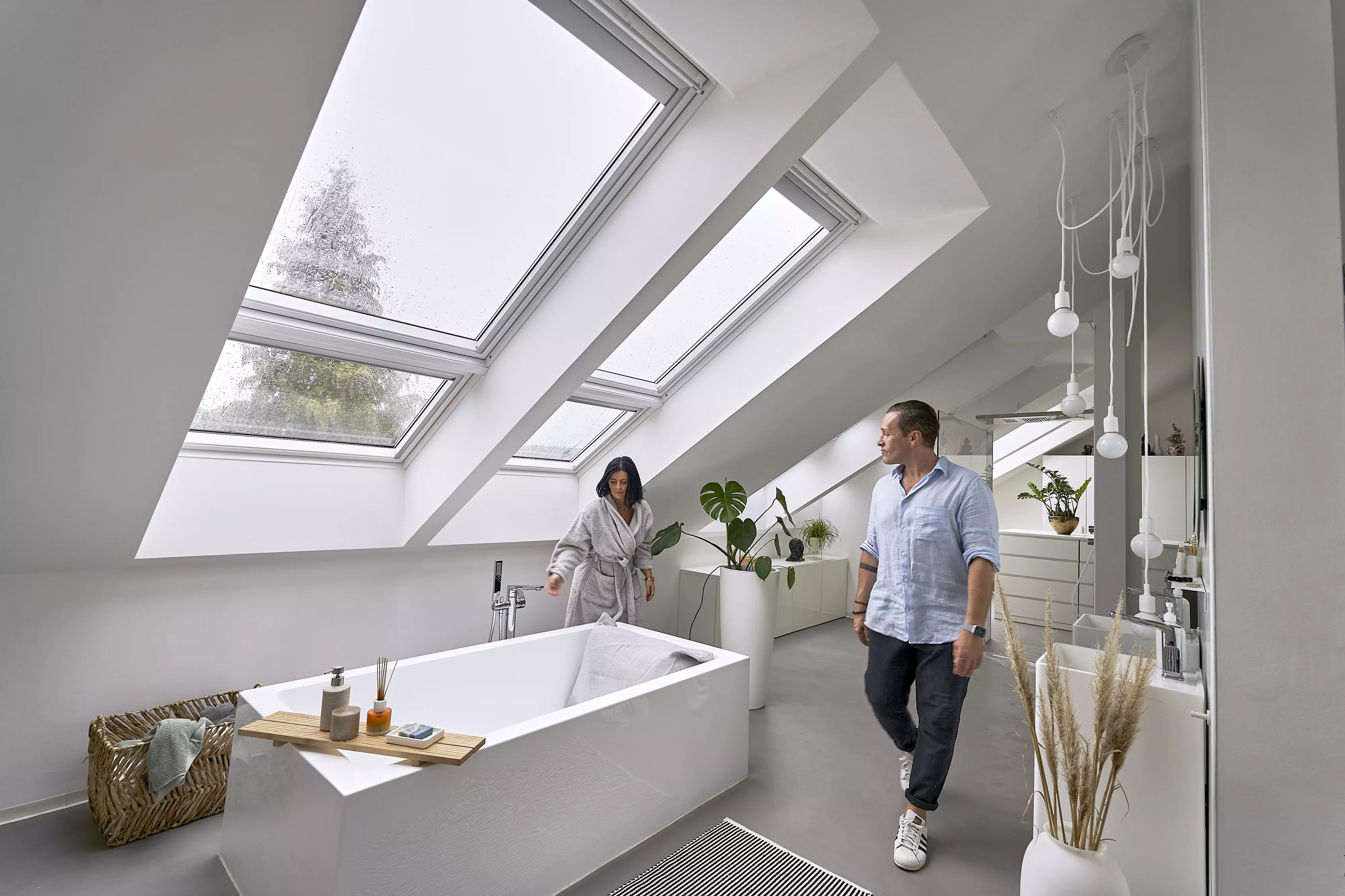 Helles Badezimmer im Dachboden mit VELUX Dachflächenfenstern und minimalistischem Design.