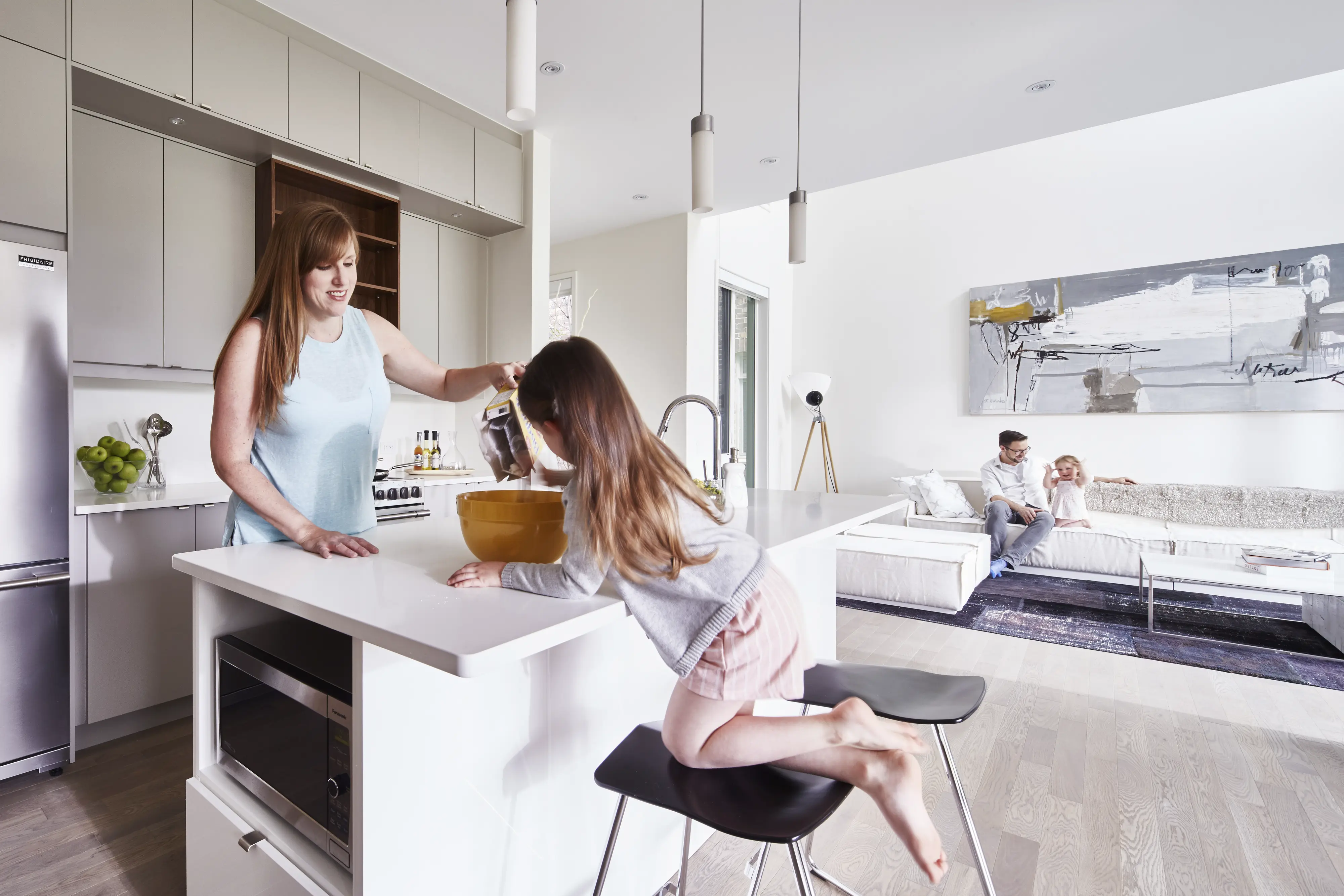 Bucătărie și living cu plan deschis, cu locuri de copt și relaxare în familie.
